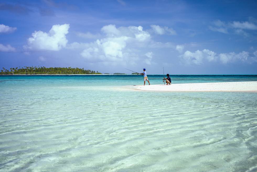 O nome desta ilha do Pacífico, Ilha do Natal (Kiritimati), a noroeste da Austrália, tem uma razão histórica: o capitão Cook ancorou nela em 24 de dezembro de 1777 e, além disso, na língua local Kiritimati tem uma pronúncia semelhante a "Krismas". Está entre os maiores atóis do mundo, logo acima da linha do Equador, e longe de tudo. A toponímia peculiar permite que você visite Londres, Paris, Polônia e Banana em um único dia, pois estes são os nomes – práticos, políticos ou pessoais – dos quatro primeiros assentamentos na ilha. A principal população, porém, é formada pelas aves aquáticas, como o alcatraz de Abbott e a andorinha-do-mar-comum. Você também pode passear de barco ou sair para pescar, ou percorrer o interior em uma caminhonete, mas, claro, sempre viajando com um guia (é fácil se perder e sofrer de insolação). A Fiji Airways voa todas as semanas para Kiritimati, partindo de Nadi (Fiji) e Honolulu (Havaí).