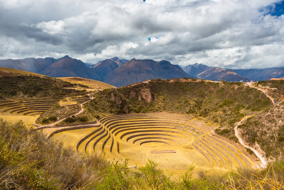 Em uma área remota do montanhoso Vale Sagrado dos incas, perto de Cuzco, encontramos estes anfiteatros de anéis concêntricos em terraços cuja finalidade ainda é desconhecida pelos cientistas. Seu desenho, profundidade, variedade de tamanho e posição em relação ao sol e ao vento parecem indicar que eram centros de pesquisa agrícola. Cada terraço tem diferentes condições climáticas (microclimas), uma para cada tipo de alimento que os Incas plantavam. Com uma variação de 15ºC entre as plataformas superior e inferior, e amostras de solo trazidas de diferentes locais, é provável que os Incas pesquisassem neste laboratório agrícola as condições ideais para cada cultivo. Você pode ir a Moray (de táxi), saindo de Maras, localizada a cinco quilômetros de distância, ou em uma visita guiada a partir de Cuzco.