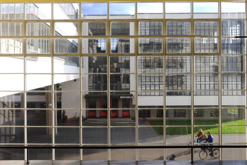Em 2019, a Alemanha celebra o centenário do movimento artístico da Bauhaus. A festa durará todo o ano e servirá para dar a conhecer este movimento moderno fundado em Weimar em 1919 e que floresceu com a criação da escola de arquitetura, arte e desenho de Dessau. O regime nazista fechou esse centro em 1932, e em uns meses depois, em 1933, a recém aberta sede de Berlim. No ano que vem, serão inaugurados novos museus e haverá exposições dedicadas à Bauhaus nessas três cidades. Uma boa desculpa para viajar a Alemanha, ao que se acrescenta a celebração do 30º aniversário da queda do Muro de Berlim (em 1989), além de atrativos turísticos como as paisagens românticas do parque nacional de Dresde, descobrir a maravilhosa loucura do rei Luis II de Baviera em castelos menos abarrotados que o de Neuschwanstein, como o pequeno castelo de Linderhof, ou desfrutar da música na flamante Elbphilarmonia (Filarmónica do Elba), de Hamburgo.