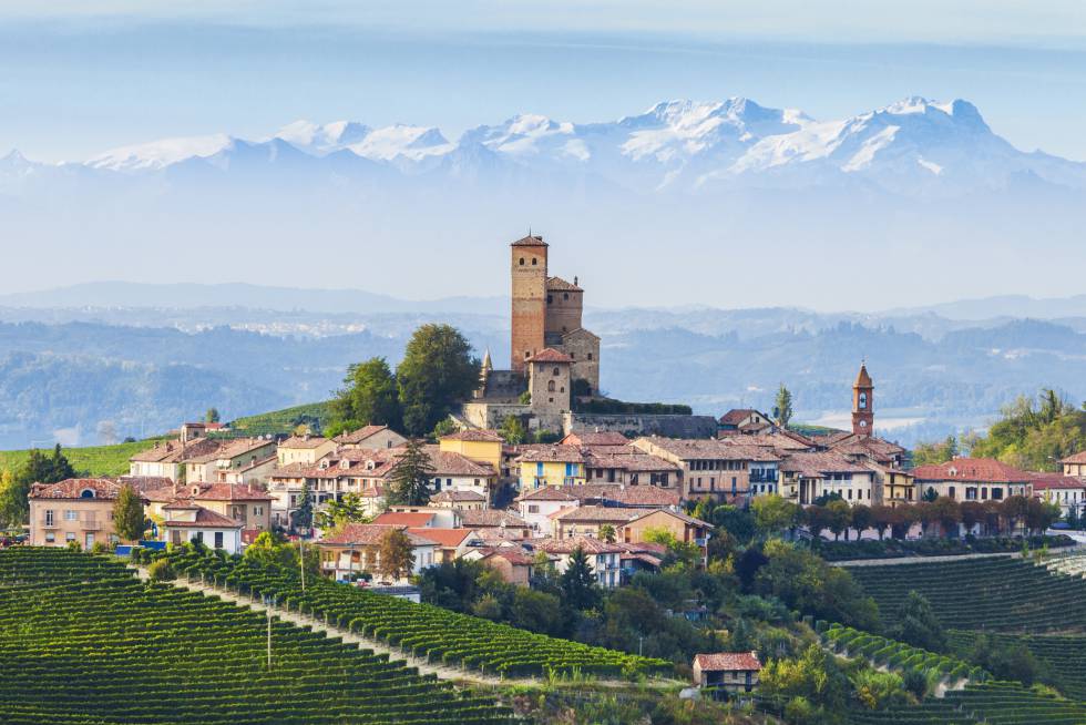 Essa zona do noroeste da Itália tem motivos para merecer a distinção de melhor região para 2019 no 'ranking' 'Best in Travel' de Lonely Planet: é uma zona que atrai especialmente os amantes da arte contemporânea e a gastronomia. Piemonte convida a magníficas rotas pelos Alpes entre bucólicas aldeias. Aos atrativos culturais de sempre de Turim se somam novos centros de arte em velhas zonas industriais recuperadas, como o OGR e o Museu Ettore Fico. A região é famosa pela gastronomia: berço do movimento ‘Slow Food’, aqui produzem-se alguns dos vinhos tintos mais reconhecidos (e caros) do país, bem como a famosa trufa de Alva. Para conhecer a fundo a zona existem duas propostas imprescindíveis: uma rota pelos vinhedos de Langhe e um percurso para os lagos ao pé dos Alpes, que dão nome à região.