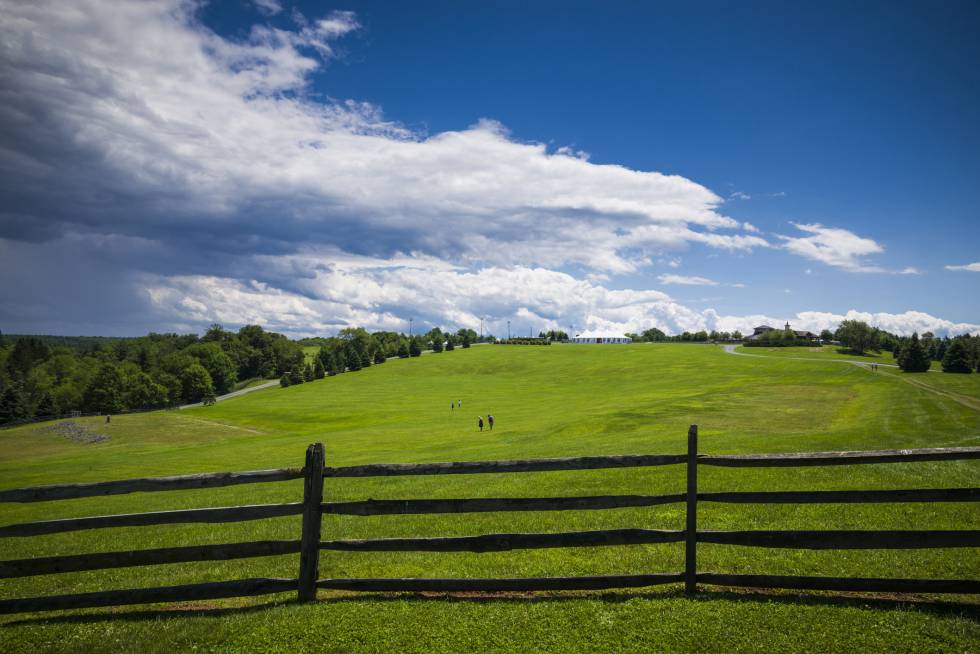 Em agosto de 2019 se celebrarão, no coração das Montanhas Catskills, os 50 anos da primeira edição de Woodstock (na foto, a pradera onde aconteceu o festival), mítico festival de música que definiu a toda uma geração. Os ‘hippies’ de então hoje já são avós, mas seu espírito segue vivo nesta região ao norte do Estado de Nova York. As Catskills parecem um mundo a milhares de quilômetros de Manhattan, embora estejam a poucas horas de estrada. Em cidadezinhas como Woodstock ou Saugerties se desfruta de uma vida tranquila, cafés 'vintage' e restaurantes ecológicos onde não é difícil se encontrar com artistas ou escritores. Mas o melhor da região é a natureza: desde seus mirantes contemplam-se paisagens encantadoras com cachoeiras e rios para remar, jardins de esculturas ocultos nos bosques e antigos recantos e edifícios com ares dos anos 1950. Imprescindível: ir a um show ao ar livre e descobrir o histórico festival no Bethel Woods Center for the Arts.