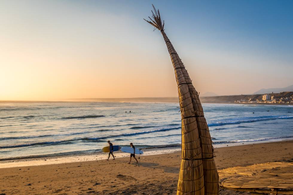 Uma região injustamente ignorada, apesar de ser o berço de algumas das culturas mais antigas do continente e de conservar alguns das paisagens mais selvagens do mundo. O norte de Peru está em auge, com novas infraestruturas como o teleférico a Kuélap, que permite o acesso a esta monumental cidadela pré-inca. Território imenso que vai desde a costa até os bosquess de Chachapoyas, e desde as aldeias andinas até o Amazonas, oferece atrativos tão diversos como o parque nacional de Huascarán, com 600 glaciais e quase 300 lagos, ou as ruínas de Chan Chan, uma das maiores cidades de adobe do mundo, e a maior da América pré-colombiana. Inclusive existe um grande circuito de surf pelas cidades costeiros, como Huanchaco (na foto) ou Máncora.