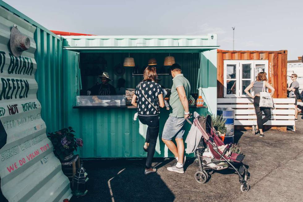 2019 será um grande ano para a capital dinamarquesa, eleita a melhor cidade para viajar na nova lista 'Best in Travel' de Lonely Planet. Seus restaurantes de cozinha neo-nórdica, encabeçados pelo famoso Noma, atraem a cada vez mais 'foodies'. E o velho estaleiro de Refshaleoen converteu-se no mercado Reffen de alimentos e artesanato (na foto). Outra transformação curiosa é a do centro de gerenciamento de resíduos Amager Bakke, que agora conta com uma pista de esqui no telhado e rotas para excursionistas. Mais novidades: o Centro de Arquitetura Dinamarquesa, instalado no chamativo centro cultural BLOX, do arquiteto Rem Koolhaas, e uma nova linha de metrô que se inaugurará em 2019 e agilizará os deslocamentos pela cidade. Copenhague é uma cidade verde, limpa, compacta e muito agradável. Há palácios, locais históricas, lojas de design e bairros inteiros transformados em galerias de arte, restaurantes e bares alternativos.