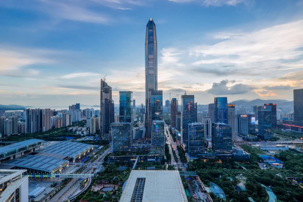 A cidade mais inovadora da China não é Xangai, nem Hong Kong, senão Shenzhen, o Vale do Silício chinês, aonde vão as mentes criativas e os especialistas em design e inovação tecnológica. É uma cidade cheia de cervejarias artesanais, cafés originais e locais de música alternativa. Nos últimos anos também foram inaugurados um centro em colaboração com o museu Vitória e Alberto de Londres, a Design Society, o Museu de Arte Contemporâneo e Exibições (MOCAPE) e a aldeia artística Oct Loft. O mais curioso de Shezhen é que demorou só três décadas em passar de ser uma pequena aldeia pesqueira a uma megalópole de 12 milhões de habitantes. Shenzen é o berço da música indie chinesa, com diversos festivais e shows. A cidade também investiu em desenvolvimento sustentável, com uma frota de 16.000 ônibus elétricos —logo será a vez dos táxis— e em 2019 estará conectada com a vizinha Hong Kong por uma nova linha de trem de alta velocidade e acolherá as WTA Finals, o masters de tênis feminino. E tudo isso acompanhado por uma excelente oferta culinária e de entretenimento, com parques temáticos como o Window of the Word, com as miniaturas dos edifícios mais emblemáticos do mundo.