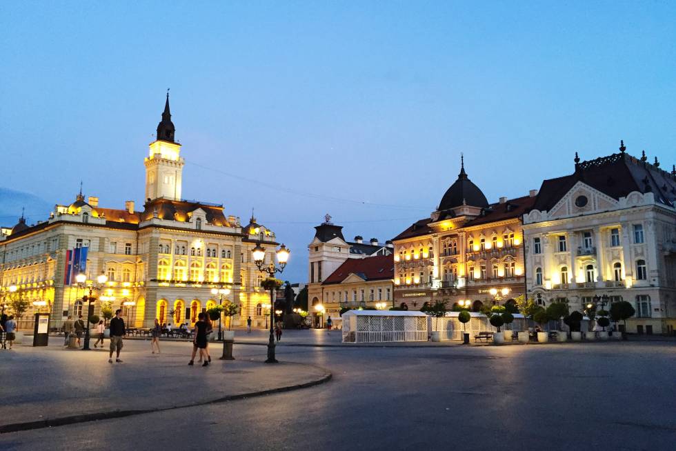A Capital Europeia da Juventude em 2019 será Novi Sad, a segunda cidade da Sérvia. Elegante e singela, a cidade acolherá, entre 4 e 7 de julho, a 20ª edição do festival EXIT na renovada cidadela de Petrovaradin, e o desorganizado bairro conhecido como ChinaTown está transformando-se em uma zona de cultura alternativa. Novi Sad é uma cidade jovem, com mais de 80.000 estudantes de diversas nacionalidades, e embora a arquitetura austro-húngara seja dominante, o ambiente é mediterrâneo (ela é conhecida como a Atenas sérvia). A formidável cidadela barroca de Petrovaradin conta com oficinas de artesanato e 16 quilômetros de inquietantes labirintos subterrâneos. Uma cidade a descobrir à beira do Danúbio.
