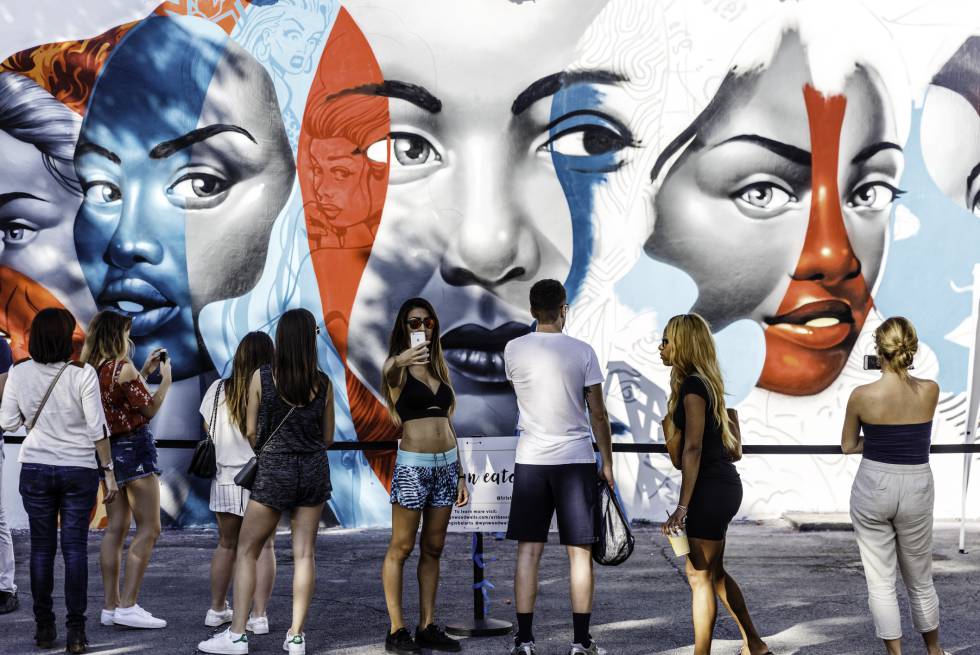 Famosa por suas praias e sua vida noturna, Miam sei destaca como pujante centro de arte e desenho e como destino gastronômico, com o Design District como epicentro cultural. A feira Art Basel Miami acolhe grandes artistas e galeristas de todo mundo em sua edição anual, um dos maiores eventos de arte contemporânea da América. O talento estende-se às ruas: os artistas urbanos têm remodelado o antigo bairro industrial de Wynwood Walls (na imagem), agora repleto de restaurantes de fusão criativa, padarias artesanais e galerias de arte. Mais ao sul, destaca-se o Pérez Art Museum, de Herzog & de Meuron, localizado junto ao Phillip & Patricia Frost Museum of Science, com seu aquário e planetário, e o Centro de Artes Cênicas Adrienne Arshti. Exóticos jardins tropicais, um bairro em tons pastel (o Art Deco Historic District) e praias muito animadas completam a oferta turística.