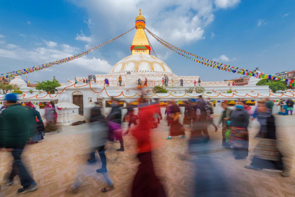 Depois do terrível terremoto de 2015, Katmandu renasce das ruínas. Sua frenética vida urbana retoma o ritmo habitual, e a capital do Nepal, com seus exóticos cafés e restaurantes, recupera essa aura de refúgio ao final de uma longa travessia por terra, um local onde relaxar e descansar depois de percorrer a pé os caminhos de montanha do Himalaya. Em março de 2019, a cidade acolherá os Jogos Sul-Asiáticos, um bom momento para percorrer seus becos, visitar seus templos e voltar a escutar os sons típicos da cidade. Por exemplo, os dos peregrinos tibetanos que dão voltas ao redor da cúpula branca do imponente Boudhanath (na foto), já restaurado depois do terremoto.