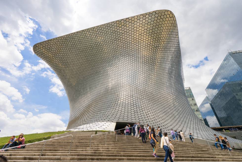 Em 2108, a Cidade de México converteu-se na primeira urbe americana em ser nomeada Capital Mundial do Desenho, impulsionada por uma tradição cultural e criativa com séculos de história. A cidade conta mais de 150 museus, uma multidão de galerias de arte e uma arquitetura que abarca desde os templos de Teotihuacán até edifícios contemporâneos como o Museu Soumaya (na foto), do arquiteto mexicano Fernando Alecrim. Também vive uma renovação gastronômica que inova sobre os sabores do passado, uma riquíssima tradição culinária reconhecida como patrimônio mundial pela Unesco. Na viagem pelo México mais criativo, também é preciso incluir no roteiro a visita ao delicioso bairro de Coyoacán, onde se encontram a Casa Azul de Frida Kahlo e o Museu Estúdio de Diego Rivera, que mostram a cara mais íntima do casal de artistas.