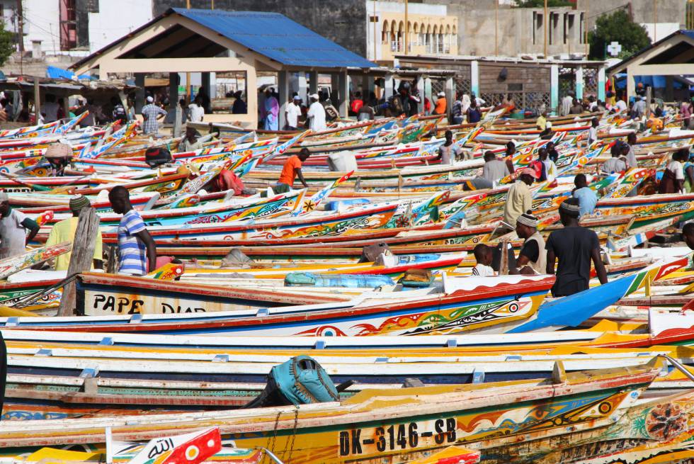 Muitos passavam por Dakar sem importar-se, rumo às praias de Senegal, mas a capital do país africano está posicionando-se como um novo foco turístico da África Ocidental, em parte graças ao novo Aeroporto Internacional Blaise Diagne (AIBD), inaugurado em dezembro de 2017. A cidade merece em uns dias para desfrutar de seu ambiente vital, contemplar os altíssimos minaretes e mergulhar no clima de criatividade e otimismo, com designers, artistas e músicos locais que estão mudando sua paisagem cultural. O outro grande tesouro de Dakar é a paisagem dos arredores: ao sul, preciosas praias; ao norte, as coloridas águas do lago Rosa, e aldeias pesqueiras como Somone.