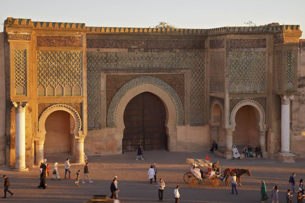 Para levantá-la, o sultão Moulay Ismail saqueou tanto palácios em Marraquexe como as ruínas romanas da vizinha Volubilis, das quuais extraiu a pedra e o mármore para construir as magníficas fortificações e portas de Mequinez, que reabriu ao público seu fabuloso mausoléu de Ismail depois de vários anos de trabalhos de restauração. Mequinez ainda não recebe muitos turistas estrangeiros, apesar de estar no norte do Marrocos, entre Rabat e Fez. É uma cidade divertida, barata e oferece alojamento em ‘riads’ a preços acessíveis. Ao cair do sol, a praça o Hedim, que se assemelha à famosa Jemaa el-Fna de Marraquexe, transforma-se em local de ócio noturno.