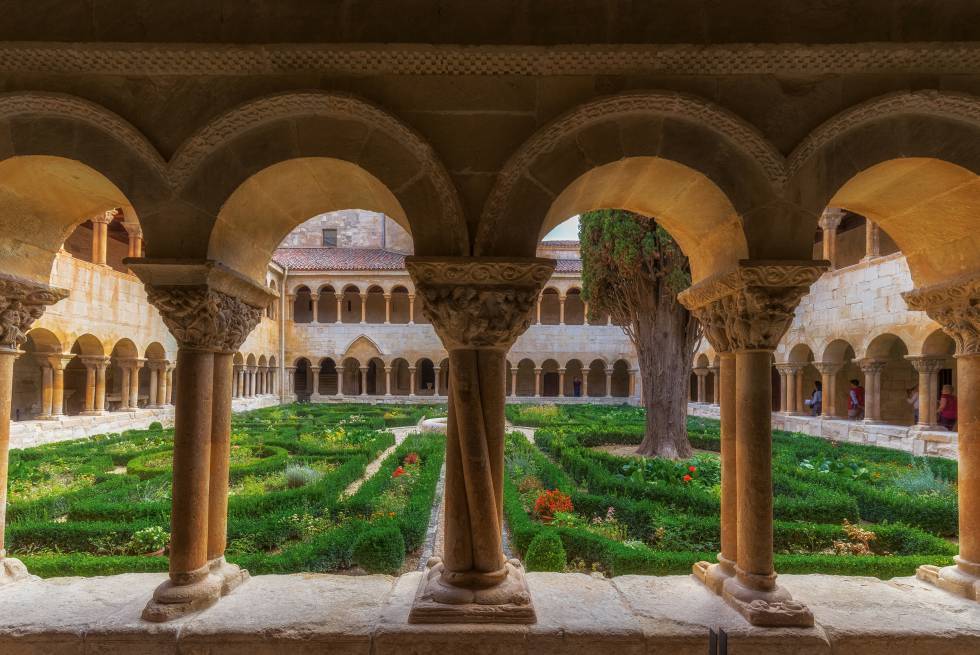 El claustro románico de Santo Domingo de Silos, en el valle del Tabladillo (provincia de Burgos), experimentó distintas ampliaciones a lo largo del siglo XII. Eso ha llevado a que su geometría ligeramente irregular reúna la evolución escultórica de este estilo, desde su plenitud hasta el tardorrománico. Consta de dos pisos (el inferior es más antiguo; el superior fue alzado ya en el XIII). Los lados norte y sur constan de 16 arcos; de 14 los lados este y oeste. Como características más sobresalientes, cuenta con 64 capiteles y, sobre todo, con ocho grandes relieves sobre la piedra, en las esquinas de cada una de las alas del piso inferior.