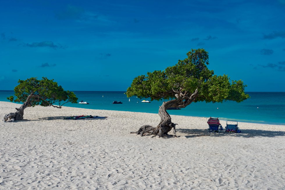 Outra praia caribenha completa as primeiras colocações da lista. Eagle Beach é a mais extensa da ilha de Aruba. Conhecida pela suave areia branca e suas características árvores fofoti, possui estacionamento, algumas barracas e diversas empresas de esportes aquáticos.