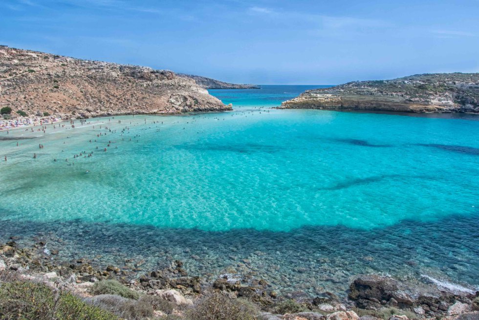 Essa praia da ilha italiana de Lampedusa, no sul da Sicília, ficou entre as dez melhores do mundo. A Isola dei Conigli é uma ilhota de apenas 4,4 hectares no centro de uma baía, a 30 metros da costa. Sua proximidade e profundidades que oscilam entre 30 e 150 centímetros faz com que seja possível chegar a ela a nado e até a pé. De acordo com o TripAdvisor, a melhor época do ano para visitá-la é de maio a setembro.