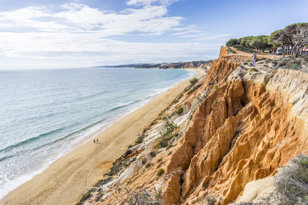 O Algarve é uma das regiões litorâneas mais visitadas de Portugal. E em Olhos de Água, um pequeno município de Albufeira, está a praia da Falésia, de 5,5 quilômetros de extensão, areias douradas e escarpas de tons ocres e queimados.