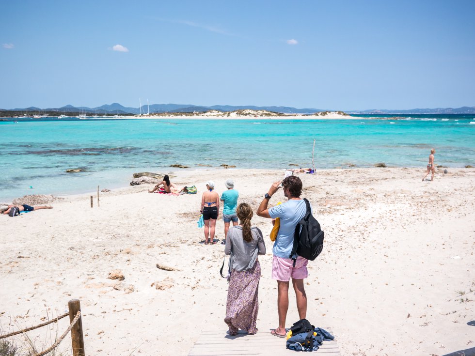É a segunda praia espanhola na lista das melhores do mundo de acordo com os usuários do TripAdvisor. Localizada na ponta mais ao norte de Formentera, é extensa e estreita e é possível passear tranquilamente com o mar dos dois lados do caminho. No final está o Pas d’Es Trucadors, o canal que separa os 150 metros entre Formentera e a ilha de Espalmador.