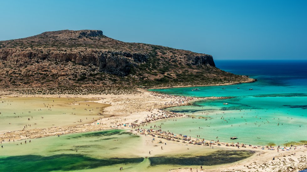 “Simplesmente espetacular”, diz o TripAdvisor sobre esse local. A praia de Balos e sua laguna são provavelmente os cenários mais fotografados de Creta, já que estão em destaque em todos os guias sobre a Grécia. Entrou na lista pela cor de suas águas e a natureza selvagem que a rodeia. Mas no verão não é a melhor opção para os que procuram tranquilidade, já que são muitos os que chegam no local de balsa vindos do porto de Kissamos (custa 130 reais).