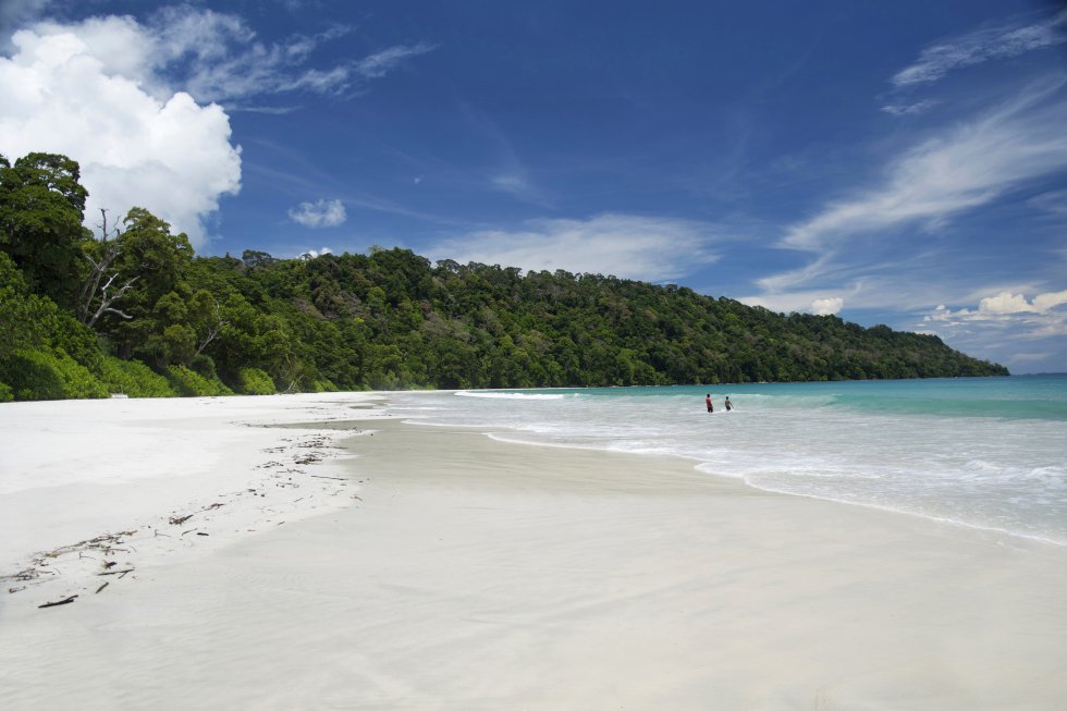 Parte das remotas ilhas de Andamão e Nicobar (Índia), a praia Radhanagar — também conhecida como Beach Nº 7 — se encontra na ilha Havelock. Sua densa vegetação próxima às águas do Oceano Índico é uma de suas principais características. O melhor momento para visitá-la? Entre os meses de outubro e fevereiro.