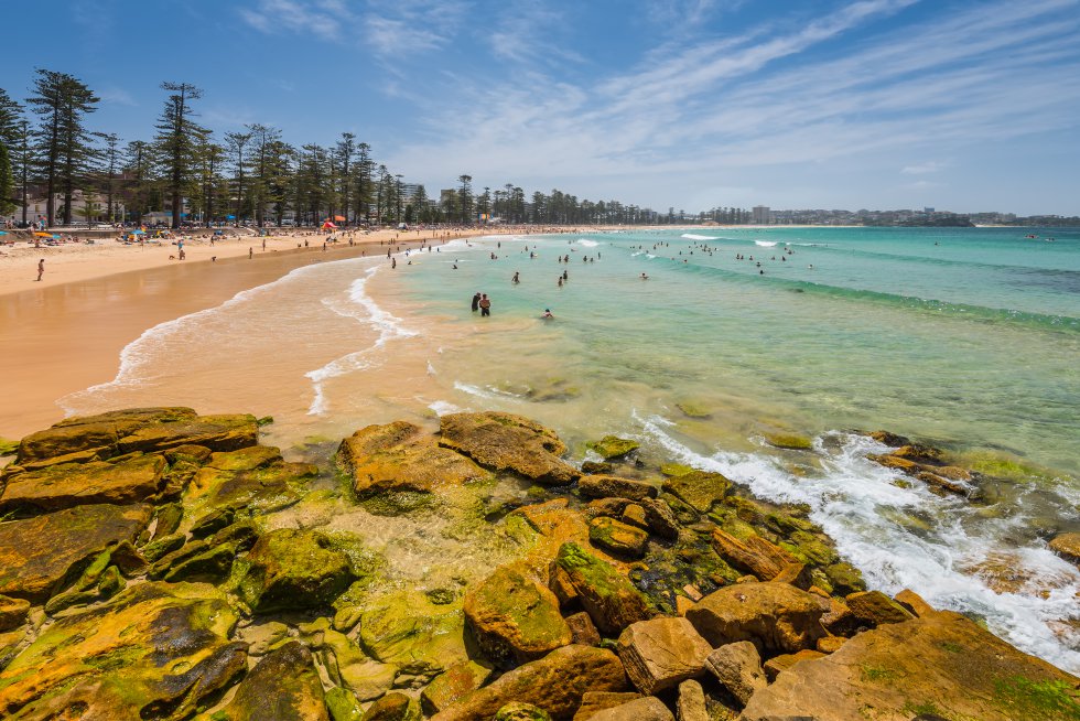 Não existem somente praias paradisíacas, também há espaço para praias urbanas. A 18ª melhor praia do mundo é a da cidade costeira de Manly, de um quilômetro e meio de extensão. Está ao norte de Sidney e pode ser acessada em uma viagem de meia hora de trem saindo da capital australiana. “A somente sete milhas de Sidney, a um milhão de milhas das preocupações” é uma fase frequentemente citada pelas pessoas da região.