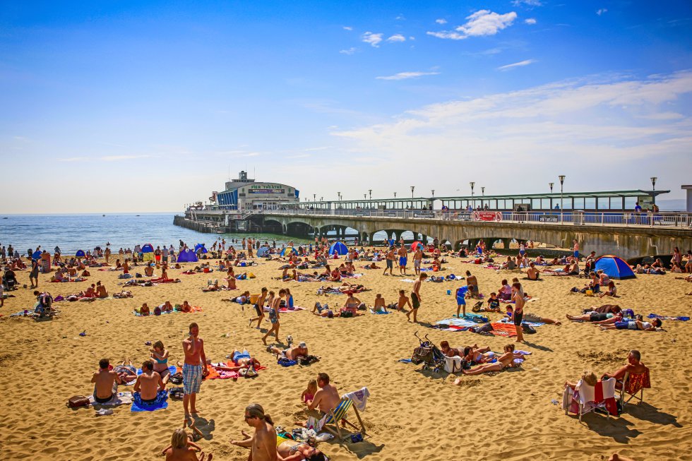 Localizada na costa sul da Inglaterra, a praia de Bournemouth está situada ao pé de um pequeno penhasco e se destaca por seu cais, pelas casas coloridas que a cercam e por ter as águas mais quentes do país.