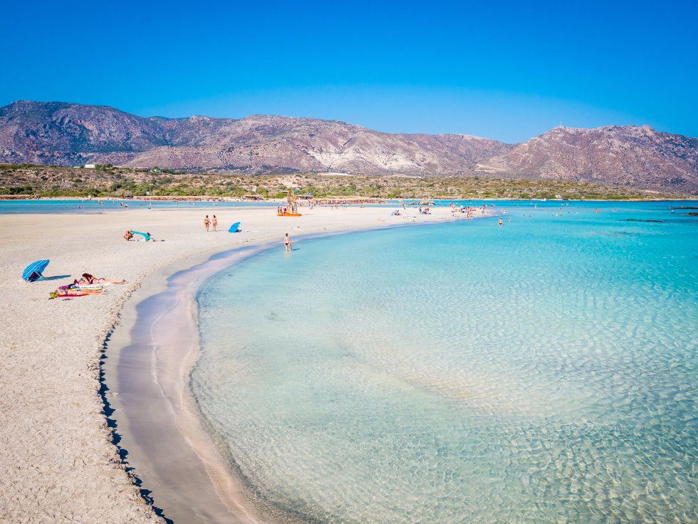 Essa praia é famosa no Instagram por suas águas claras e sua areia de tons rosados pelo coral. Na verdade, Elafonisi é uma pequena ilha perto do lado sudoeste de Creta, e dependendo da maré é possível caminhar até ela. A maioria dos banhista se concentra às margens da laguna, não na ilha.