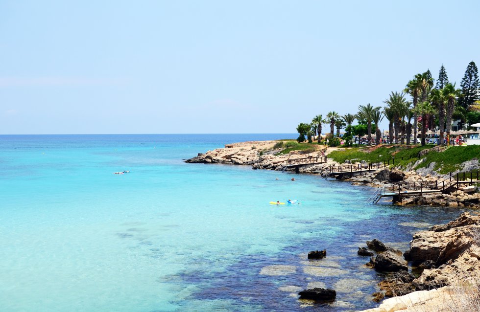 Localizada na turística Protaras, na costa sudoeste do Chipre, Fig Tree Bay é uma praia de 500 metros de extensão que deve seu nome a uma figueira que se encontra próxima à costa há alguns séculos. Uma de suas atrações é uma pequena ilha que pode ser acessada a nado.