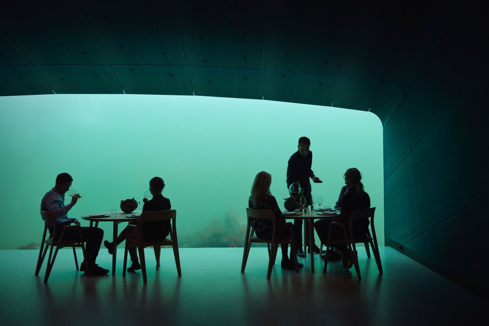 Como um enorme periscópio afundado, a janela do restaurante, com capacidade para entre 35 e 40 convidados, oferece uma vista panorâmica do fundo do mar.