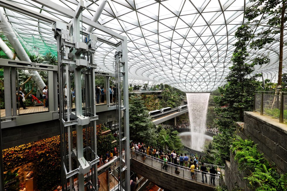 El Canopy Park, que ocupa los niveles más altos del edificio, incluye redes para caminar o balancearse por encima de las copas de los árboles. Por las 10 plantas de la nueva terminal del aeropuerto de Changi también se reparten los mostradores de facturación, un hotel de 130 habitaciones, un cine y 280 tiendas y restaurantes.
