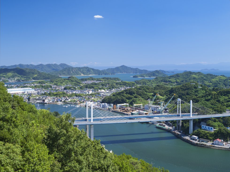 Construida para agilizar las conexiones entre las islas niponas de Honshu y Shikoku, la autopista de Nishiseto no es un solo puente, sino diez, que saltan a lo largo de 60 kilómetros entre islotes marinos del mar de Seto para unir las ciudades de Hiroshima e Imbari. Aunque otros dos sistemas de puentes cruzan estas mismas aguas, este es el mejor, por sus vistas del mar, por los pueblos por los que atraviesa y por ser el único que se puede cruzar también en bici o a pie. Aunque visita muchos puntos de interés turístico, es utilizada también por los habitantes de la zona en su día a día. Para contemplar los puentes del mar de Seto hay que dirigirse a la plataforma de observación de Hanaguri Seto, en la isla de Omi-shima, o al monte Kiro-san, en la isla de O-shima.