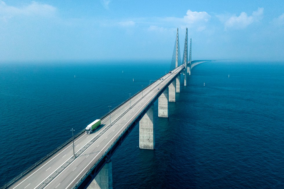  El puente de Oresund  conecta la danesa Copenhague con Malmö, la tercera ciudad más grande de Suecia. Diariamente lo recorren miles de daneses y suecos, y muchos turistas, para pasar del continente a la península escandinava. Es una obra impresionante que consigue crear un efecto espectacular sobre el mar, de forma que a veces puede parecer un puente engullido por las aguas. El recorrido, por carretera o en tren, es de 16 kilómetros, aunque técnicamente la longitud correspondiente al puente es inferior a la mitad: en parte es un túnel y el tránsito del tramo subterráneo al exterior se produce en una isla artificial del estrecho de Oresund. Pero cuando se sale del túnel parece como si se flotara sobre el agua. La estructura, cableada y serpenteante, tiene pilares que se elevan a 200 metros, conformando el puente mixto (para ferrocarril y vehículos) más largo de Europa. Los trenes lo cruzan cada 20 minutos, uniendo Copenhague y Malmö en unos 35 minutos de trayecto. Más información:   oresundsbron.com 