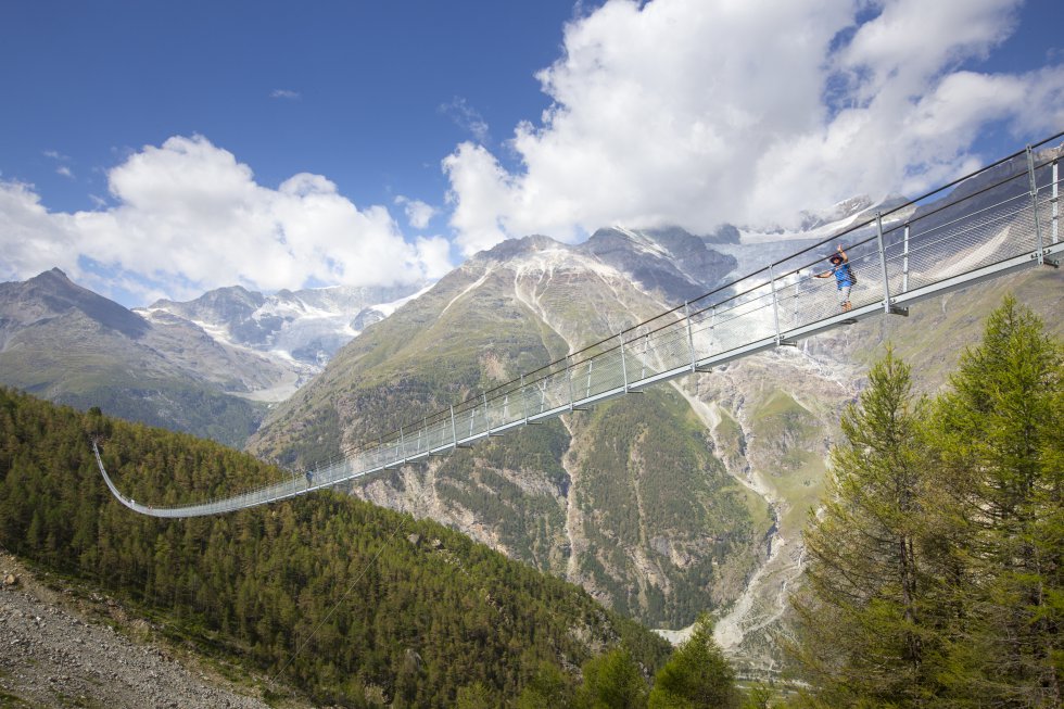 Uma ponte que quem tem medo de altura tem de evitar é a  Europabrücke  (Ponte da Europa), a maior ponte suspensa para pedestres do mundo, com 494 metros de comprimento. Está localizada no Cantão de Valais, perto de Randa (Suíça) e desde julho de 2017 liga duas áreas da chamada Estrada Europeia (Europaweg): Grächen e Zermatt. Seu ponto mais alto é de 85 metros acima do solo do vale, e aqueles que atravessam a pé podem desfrutar de uma vista maravilhosa do pico Matterhorn - 4.478 metros de altura - e os picos mais altos dos Alpes suíços. A ponte foi construída em apenas 10 semanas e, para evitar que ela balançasse demais, foram instaladas cordas de sustentação que pesam oito toneladas.