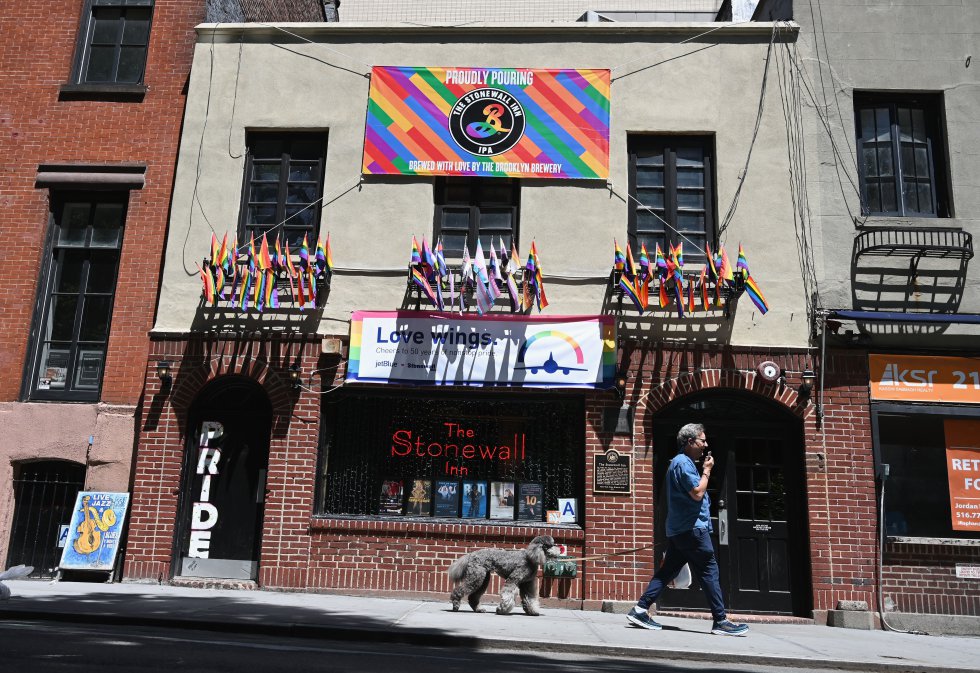 A sexta edição do World Pride, a festa mundial do Orgulho Gay, é celebrada este ano em grande estilo em Nova York. Afinal, foi em um bar nova-iorquino, The Stonewall Inn, que a comunidade LGBTI se rebelou contra uma batida policial na madrugada de 28 de junho de 1969, iniciando a luta por seus direitos nos Estados Unidos e, por extensão, no mundo ocidental. Neste ano, aquela rebelião completa 50 anos, e a cidade anuncia diversos atos, debates e muita festa durante todo o mês de junho. O ponto culminante será o grande desfile de 30 de junho, que percorrerá a Quinta Avenida e terminará em Greenwich Village, passando, é claro, pelo emblemático Stonewall Inn. Na imagem, o bar nova-iorquino The Stonewall Inn com uma faixa que comemora os 50 anos da rebelião.