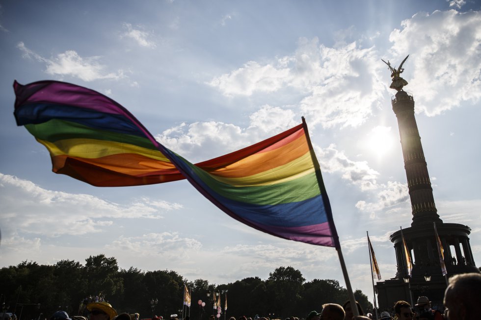 O desfile do Orgulho Gay de Berlim, um dos mais importantes da Europa, chama-se Christopher Street Day Berlim, uma referência à rua nova-iorquina onde fica o Stonewall. Todo verão boreal, a cidade alemã vive uma explosão de cor e liberdade que em 2019 terá como ponto alto uma gigantesca manifestação marcada para 27 de julho, que partirá ao meio-dia do cruzamento da avenida Kurfürstendamm com a rua Joachimsthaler e terminará, 6,43 quilômetros depois, no Portão de Brandemburgo, onde será lido o manifesto final. Este ano, devido a obras na capital alemã, o desfile não passará por uma de suas paradas emblemáticas, a Wittenbergplatz, no bairro central de Schöneberg.