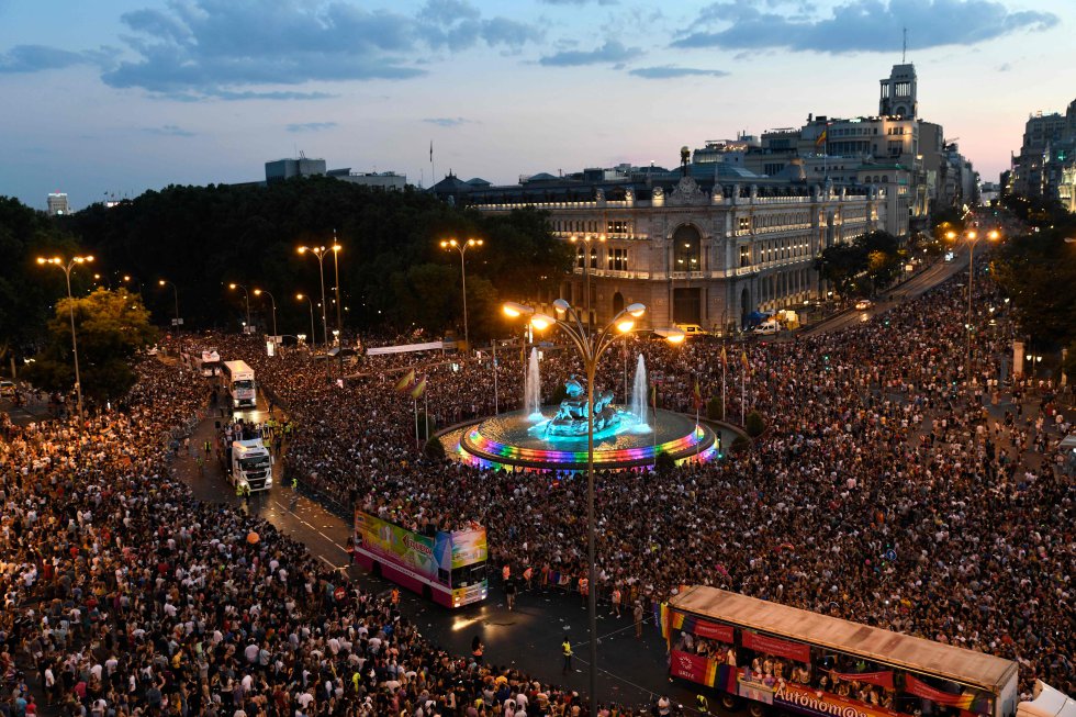 Em 28 de junho começam as celebrações do Orgulho madrilenho. Uma festa reivindicativa, ou uma reivindicação festiva, tanto faz, conhecida como MADO, a sigla em espanhol para Orgulho Madri. Referência na Europa e no mundo − em 2017, a capital espanhola acolheu a quinta edição do World Pride −, a programação deste ano se estenderá até 7 de julho. Haverá shows musicais, espetáculos, a famosa corrida de salto alto na rua Pelayo (no bairro de Chueca), a eleição do Mister Gay Espanha, um discurso a cargo da cantora Mónica Naranjo (em 3 de julho na praça Pedro Zerolo). O principal dia será o 6 de julho, quando ocorrerá a manifestação oficial do Orgulho LGBT (lésbicas, gays, bissexuais, transexuais), que começa às 17h30 na estação de Atocha e termina na praça de Colón. Uma manifestação acompanhada por um desfile de carros alegóricos que deve reunir multidões. O último carro deve passar pela praça de Cibeles (na imagem, em um momento do desfile do ano passado) depois da meia-noite. Mais informações: madridorgullo.com