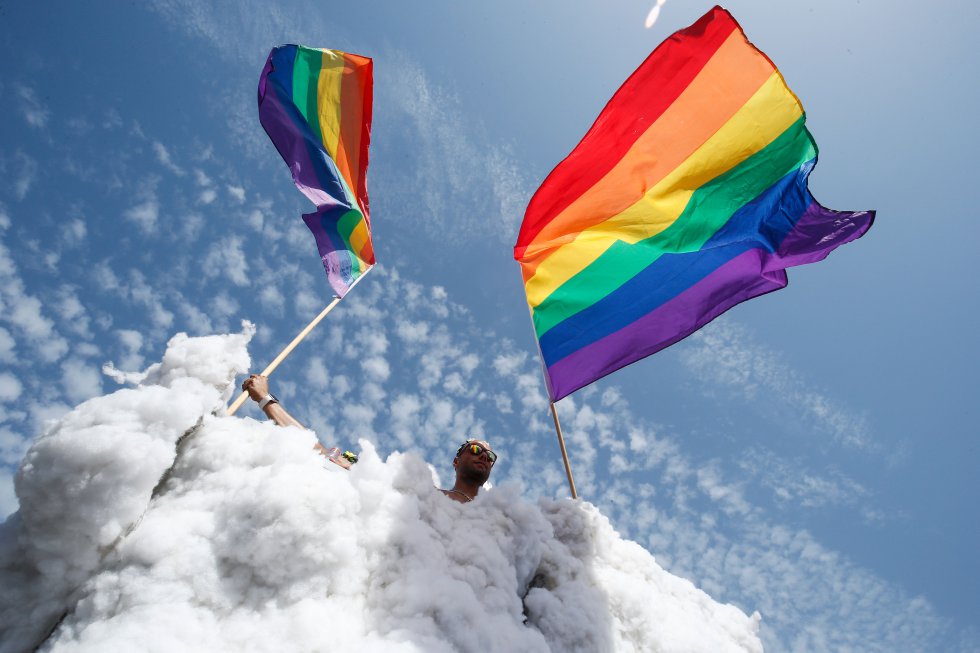 O Pride BCN 2019 é dedicado às famílias, “porque queremos mostrar ao mundo que a única coisa que realmente importa é o AMOR”, como ressaltam os organizadores no site dessa celebração da diversidade que se desdobra, durante a segunda quinzena de junho, em ciclos de conferências, oficinas, atividades para crianças e música. O Orgulho na capital catalã se prolongará até 29 de junho, quando ocorrerá a manifestação LGBTI, que partirá do parque das Três Chaminés (às 18h) e seguirá pela avenida do Paralelo até terminar na praça da Espanha. Depois dela, será lido o manifesto no palco Pride BCN (na avenida Reina Maria Cristina), onde ocorrerá também a festa de encerramento.