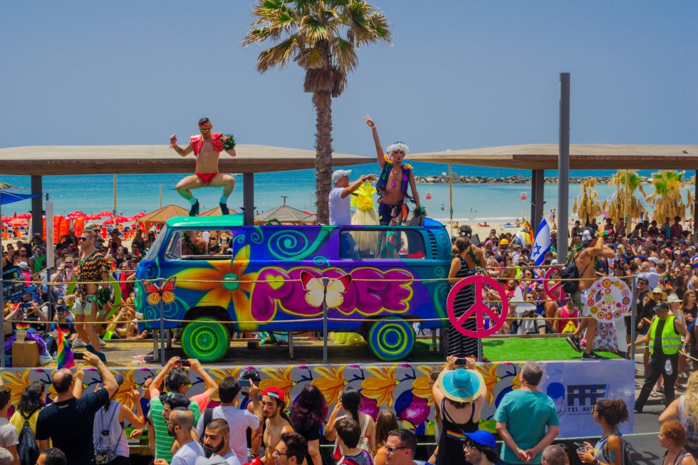O maior desfile do Orgulho no Oriente Médio é realizado em junho em Tel Aviv, uma bolha de liberdade para o movimento LGBT de Israel. “Todo verão, pessoas de todos os gêneros, religiões e cores inundam as ruas e se reúnem para celebrar a aceitação, o amor e a alegria”, destacam seus organizadores. Este ano o Tel Aviv Pride já foi realizado: no dia 14, desfilaram pelas ruas da cidade dezenas de milhares de participantes, formando grupos coloridos que foram aplaudidos pelos espectadores. Todos apreciando a música, os espetáculos, os manifestos e os carros alegóricos que percorreram Tel Aviv até chegar à praia Charles Clore, onde, das 15h até o pôr-do-sol, ocorreu sua famosa festa na areia.