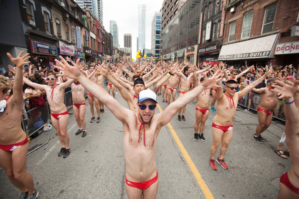 O Pride Toronto inclui eventos do Orgulho (que neste ano é organizado pela quarta vez) durante todo este mês, e também um festival de fim de semana − desta sexta-feira até domingo. Neste domingo também será realizada a 39ª edição de sua grande manifestação pelos direitos do coletivo LGBTI, incluindo um dos maiores desfiles da América do Norte, com mais de 200 grupos e milhares de manifestantes. Esta enorme festa na área metropolitana da cidade se desdobra em torno de vários palcos com shows e atuações de DJs, uma feira de rua, performances, uma Dyke March e uma Trans March (marchas de lésbicas e de transexuais, respectivamente). Com epicentro no Church and Wellesley, o enclave LGBT de Toronto.