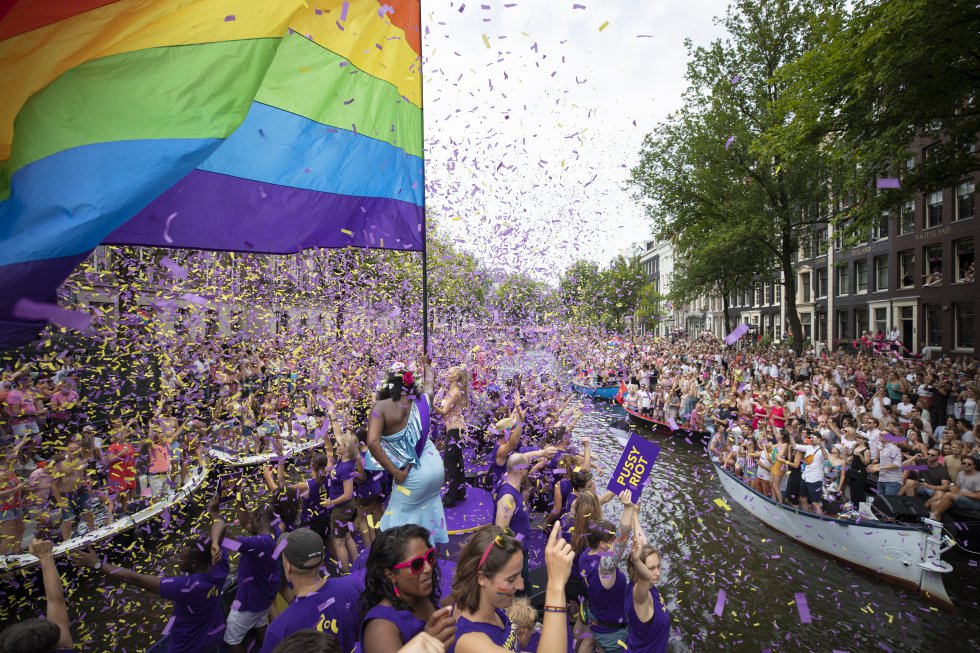 A característica geografia urbana de Amsterdã faz com que a cidade celebre uma Parada dos Canais (neste ano, em 3 de agosto), com os manifestantes como tripulantes de 80 barcos transformados em limusines flutuantes sulcando os históricos canais da capital holandesa. Essas embarcações coloridas e festivas partirão do museu Scheepvaart e navegarão pelo rio Amstel, de onde pegarão o canal Prinsengracht, seguindo até o de Westerdok. Mas a festa começa antes, em 27 de julho, e está repleta de atividades culturais (com exposições e projeções de filmes) e muito entretenimento ao ar livre, principalmente nas ruas Reguliersdwarsstraat e Zeedijk, assim como nas praças Rembrandtplein e Nieuwmarkt.