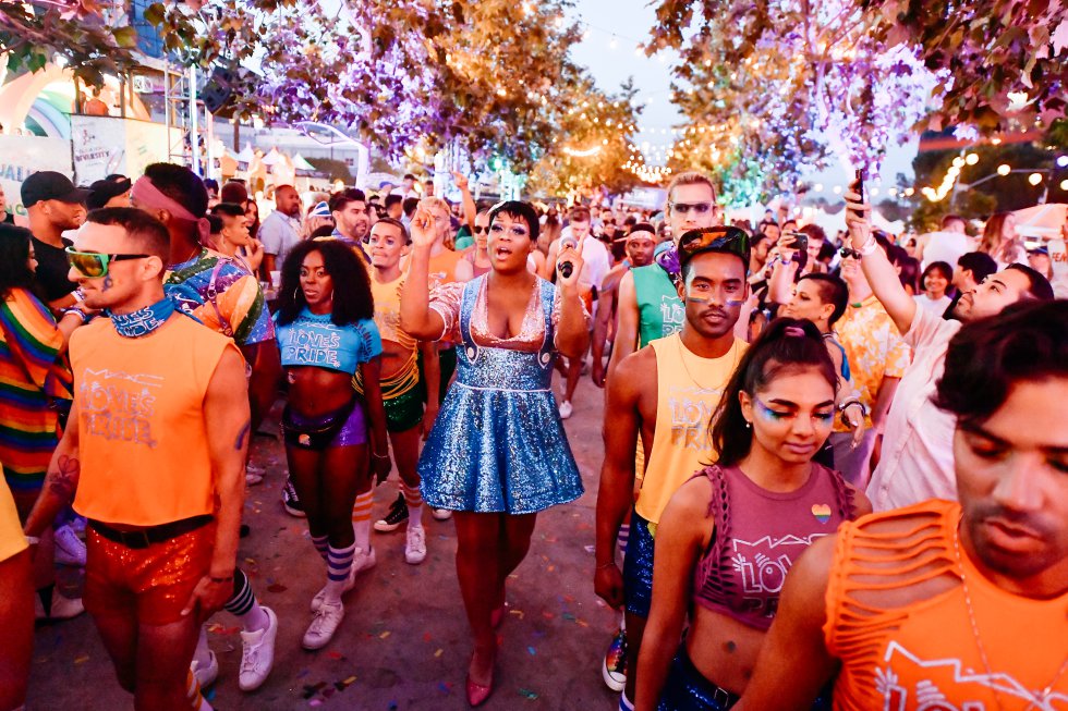 O Orgulho de Los Angeles (LA Pride), organizado pela associação Christopher Street West, tem seu epicentro no West Hollywood, o bairro gay, para onde se deslocou grande parte do movimento em 1979, nove anos depois de seu nascimento como resposta ao que ocorreu no Stonewall. O destaque é seu festival (que nesta edição ocorreu nos dias 8 e 9 deste mês), repleto de comida, bebida, música, exposições e palestras. Mas a festa começa antes e envolve todo mundo: do estúdio de cinema Universal ao estádio de beisebol dos Dodgers. O ponto alto é o desfile, que percorre o bulevar da Santa Monica com uma explosão de cor e festa. No centro da imagem, a drag queen Peppermint (vestida de azul) durante sua atuação do dia 9 no LA Pride 2019 em West Hollywood.