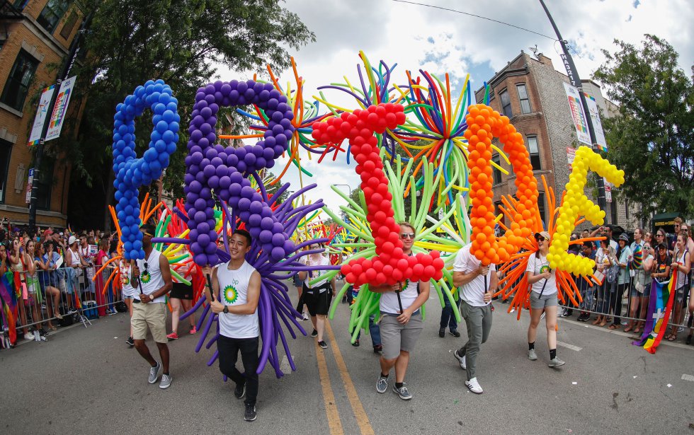 O menu principal do Orgulho Gay de Chicago (que dura dois fins de semana) é servido em três pratos. Primeiro, um festival de dois dias, o Pride Fest (neste sábado e domingo), com um programa musical, cultural e lúdico ao longo da rua Halsted, em Boystown. Depois, o Orgulho no Parque (Pride in the Park), novo evento que ocupará o histórico Grant Park no dia 29. E, finalmente, o desfile anual, que nesta 50ª edição será realizado no dia 30, para quando são esperados, como nos anos anteriores, 750.000 espectadores nas calçadas ao longo dos mais de seis quilômetros de percurso.