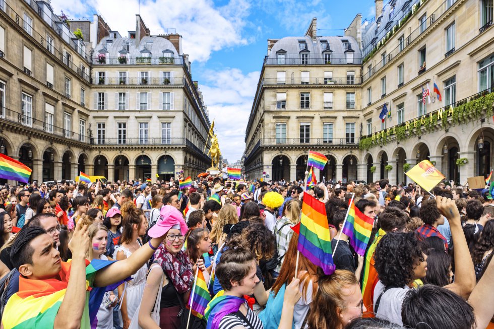 Em 29 de junho, Paris celebra sua Marcha do Orgulho lésbico, gay, bissexual, transexual e intersexo (já não se chama Orgulho Gay). Cerca de 50 carros alegóricos iniciam o desfile às 14h de um lugar tão simbólico como a praça da Concórdia, em frente à Assembleia Nacional. Percorrem o centro histórico da capital francesa, passam diante do museu do Louvre, seguem pela rua de Rivoli e pelo bulevar de Sébastopol para entrar no bairro central de Châtelet-les-Halles até alcançar, finalmente, a praça da República, onde haverá shows e um grande encerramento do desfile, por volta das 22h. Depois a festa se transfere para Les Marais, o bairro gay de Paris, com sua rua mais famosa, a Rosiers, cheia de lojas e restaurantes com a bandeira arco-íris. Mais informações: inter-lgbt.org