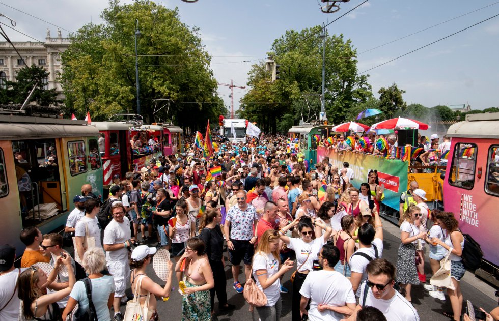 Quando Viena acolheu o EuroPride pela primeira vez, em 2001, seu Desfile do Arco-íris tinha apenas cinco anos. Aquilo deu um grande impulso ao evento, que agora atrai todo ano mais de 200.000 visitantes. E a cidade organiza, desde 2010, seu Pride Village (Vila do Orgulho), durante vários dias, na Rathausplatz, a praça da Prefeitura. Neste ano, a capital austríaca abrigou seu segundo EuroPride (entre 1 e 16 de junho). Além do 50º aniversário da rebelião do Stonewall, comemorou os 40 anos do HOSI (sigla alemã para Iniciativa Homossexual) Viena, com a visita de mais de um milhão de pessoas. Cor, festa, reflexão e diversidade sob um lema: “Juntos e orgulhosos”.