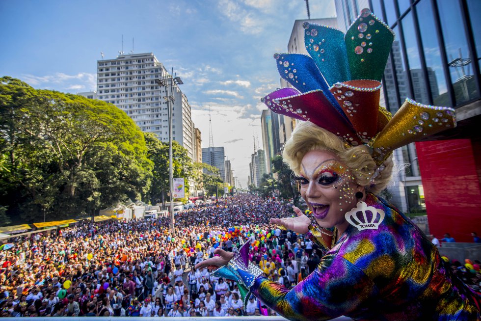 Se os números forem parecidos com os do ano passado, a Parada do Orgulho LGBT de São Paulo reunirá neste domingo cerca de três milhões de pessoas. O desfile percorre, desde 1997, a avenida Paulista e mantém uma rivalidade com o de Nova York para ver qual dos dois é o maior do planeta. As celebrações oficiais duram cinco dias. Extraoficialmente, há três semanas repletas de debates, sessões de cinema, shows musicais, performances, eventos culturais e feiras de rua. E muita, muita diversão. É considerado o segundo maior evento da cidade, superado apenas pela corrida de Fórmula 1. Mais informações: visitbrasil.com