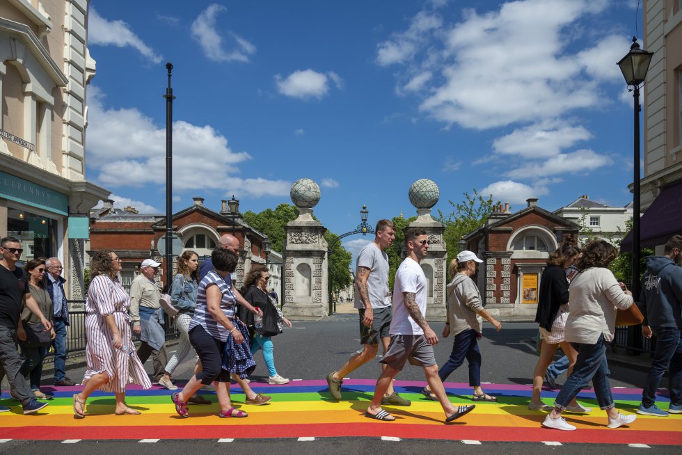 “Una-se a nós no sábado, 6 de julho, a partir das 12h”, pedem em seu site os organizadores de um dos Orgulhos mais importantes da Europa, o de Londres, que promete que a edição deste ano será a maior até hoje. Não é pouca coisa, já que mais de um milhão de pessoas acompanharam o desfile no ano passado, realizado por milhares de manifestantes, patinadores, bailarinos e cantores. O desfile partirá de Portland Place, passará por Oxford Circus, Regent Street, Piccadilly Circus, Lower Regent Street, Pall Mall e Trafalgar Square antes de terminar em Whitehall. Será o ponto culminante de uma festa que começou no dia 6 com música e espetáculos. Na imagem, uma faixa de pedestres em Greenwich pintada com as cores da bandeira arco-íris para celebrar junho como o mês do Orgulho.