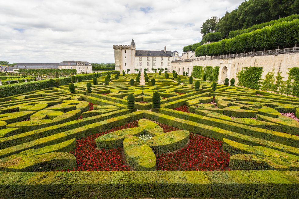 El Château de Villandry , el último de los grandes castillos del Loira (Francia) edificado durante el Renacimiento, debe su fama a sus seis elegantes jardines franceses, concebidos como lienzos vegetales, cada uno con un tema y un diseño diferentes. Un plano cenital sobre el Huerto Decorativo revela, por ejemplo, un tablero de ajedrez multicolor; las plantas del JardÃn Ornamental dibujan arpas, notas musicales, mariposas, corazones o abanicos; mientras que en el de Simples se cultivan hierbas aromáticas y medicinales. Están también el jardÃn del Agua, y el del Sol, y un laberinto convertido en la atracción favorita de los niños.