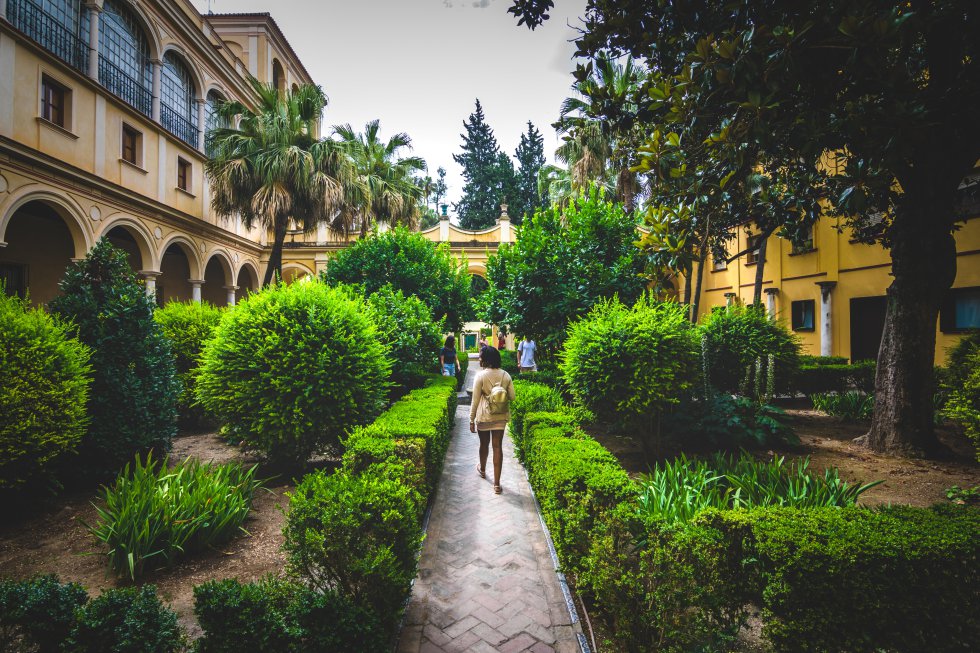 El estanque de Mercurio, el JardÃn de la Danza, el JardÃn de las Damas o la GalerÃa de Grutesco son algunas de las paradas obligatorias cuando se visitan los jardines del Real Alcázar de Sevilla , espacio clave dentro del conjunto palaciego amurallado (patrimonio mundial), con origen en el siglo X y elementos que se han ido superponiendo a lo largo de más de diez siglos de historia: arte islámico, mudéjar, gótico, renacentista, manierista o barroco. Los jardines más antiguos de la ciudad han llegado a nuestros dÃas muy cambiados respecto a su trazado original, aunque su esencia morisca se mantiene en los azulejos, los canales, las fuentes o los surtidores. En verano albergan conciertos nocturnos de música.