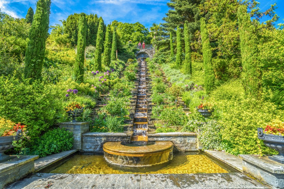 Mainau, en mitad del lago Constanza, conectada con tierra firme mediante un puente, no se apoda la isla de las flores por casualidad. Su pequeña superficie (45 hectáreas) colorea gracias a un jardÃn en el que abundan especies tropicales y subtropicales. De junio a agosto florecen unas 9.000 rosas de casi 400 variedades distintas en su jardÃn italiano, creado en 1871 por el duque de Baden. Su Casa de la Palmera es un invernadero en el que crecen más de 20 tipos diferentes de este árbol, además de una colección de 1.200 orquÃdeas. Y su Casa de Mariposas es la más grande de Alemania. Completan la postal sus árboles centenarios y, asomando por encima de sus copas, su impresionante palacio de estilo barroco.
