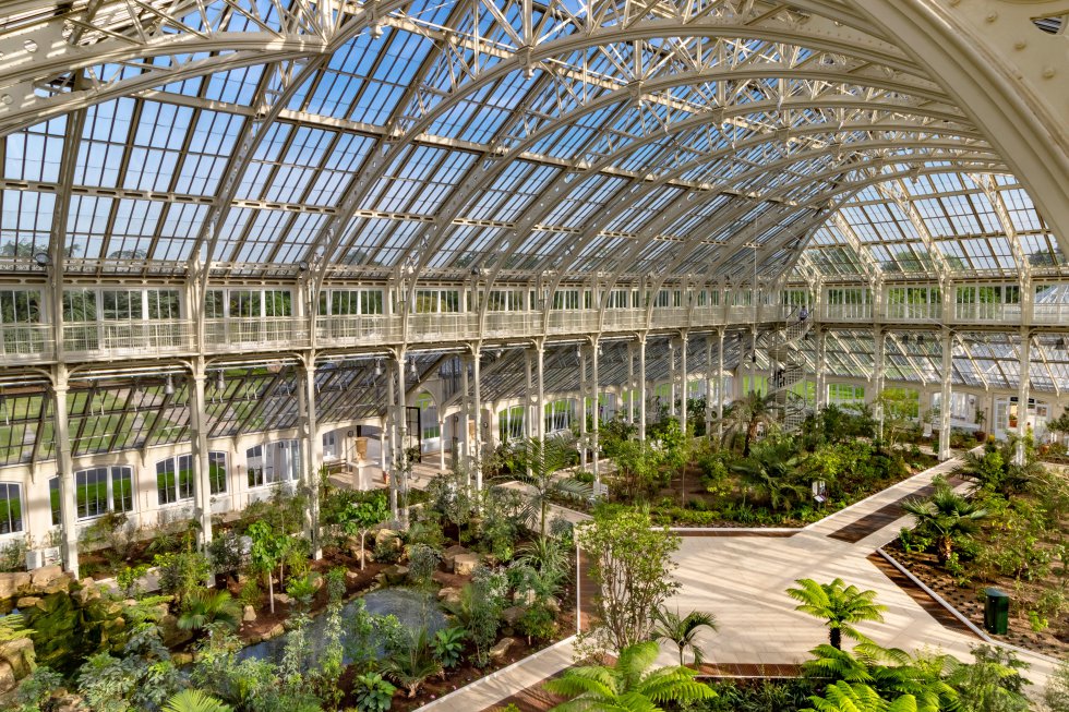 Unas 50.000 plantas viven en los Reales Jardines Botánicos de Kew , al sudoeste de Londres. Es un centro puntero internacional en la investigación botánica, declarado patrimonio mundial, y también un foco turÃstico muy atractivo para los visitantes. El jardÃn de plantas carnÃvoras, el mediterráneo, el de bambú, uno para los niños, uno de roca, otro de hierba, uno más japonés (en la foto la restaurada Casa Templada), todos conviviendo con estructuras icónicas como la Gran Pagoda. En sus 120 hectáreas hay varios invernaderos, de especies alpinas, o de frutas y vegetales comestibles; el más grande de ellos, el de la Princesa de Gales, permite viajar del desierto a los trópicos a través de diez zonas climáticas diferentes.