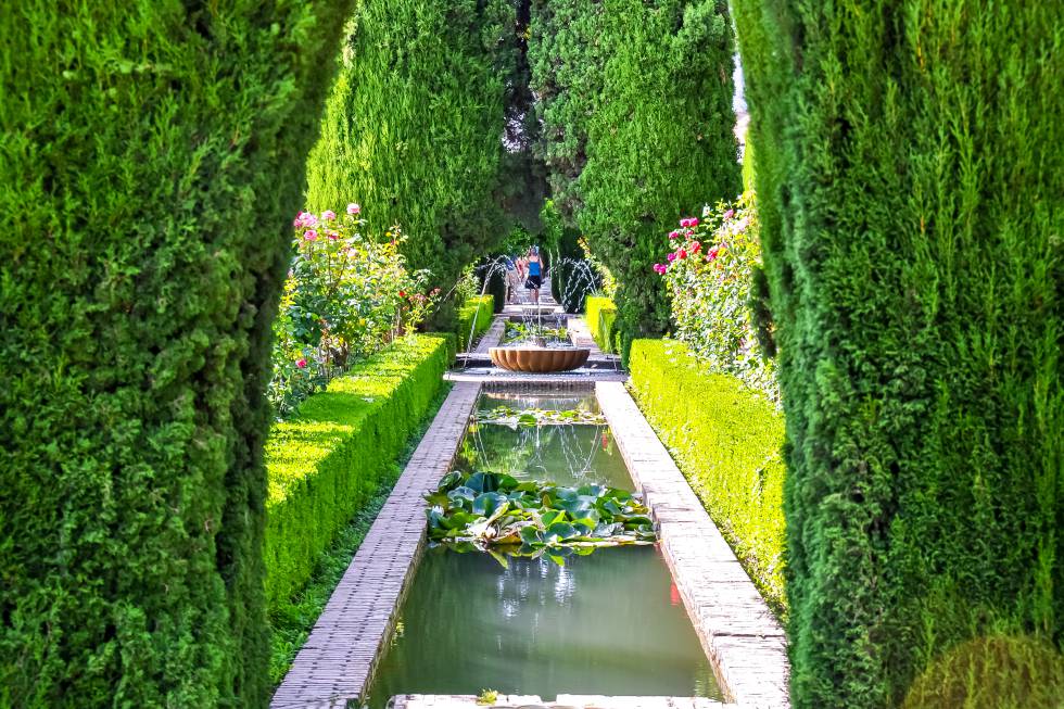 Es fácil pasear por los jardines del Generalife , en la ciudad palatina andalusà de la Alhambra, y evocar todo el refinamiento y la exquisitez de la corte del Reino nazarà de Granada. La villa se construyó en el Cerro del Sol, a finales del siglo XIII, como lugar de descanso de los sultanes. Combina el palacio homónimo con otras edificaciones, los jardines ornamentales, los patios (el de la Acequia es el más emblemático) y los huertos. El frescor de las plantas, la fragancia de las flores, los brillos y sonidos del agua âelemento vital de este paisajeâ son un llamamiento a la calma. Las visitas nocturnas añaden magia a la experiencia.