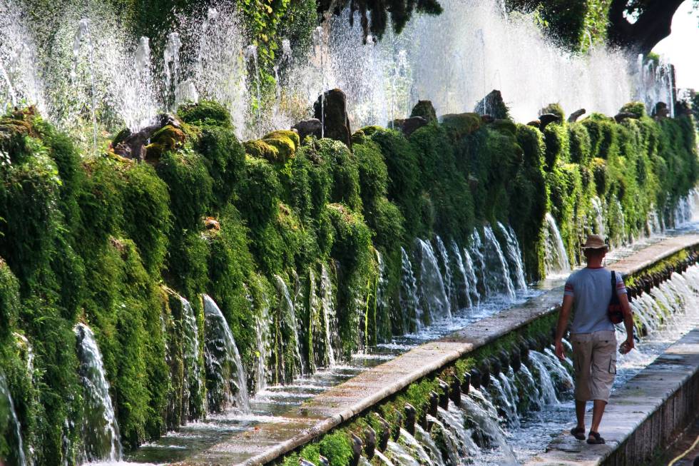 Ejemplo magistral de jardÃn italiano, con una abrumadora sucesión de esculturas (que reutilizan el mármol de la villa romana de Adriano), grutas (como la de Diana), fuentes (la más famosa, la Fontana dellâOvato), juegos de agua y música. Los jardines de la Villa d'Este , en TÃvoli, cerca de Roma , han sido modelo para réplicas de edén manieristas y barrocas en toda Europa. Son, junto a su palacio, joya del Renacimiento y patrimonio mundial. El sueño del cardenal Hipólito II (hijo de Lucrecia Borgia) hecho realidad por el paisajista Pirro Ligorio, que se inspiró en los jardines colgantes de Babilonia para organizar una serie de terrazas que se conectan y pasean a través de escalinatas y pendientes.