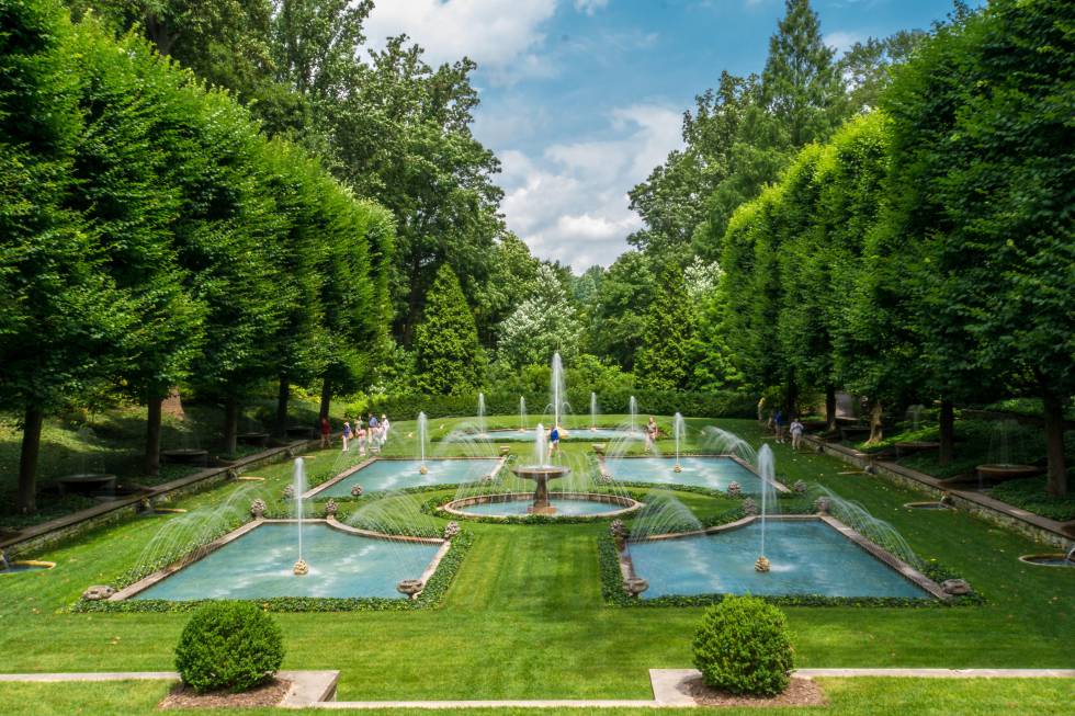 Hasta el 29 de septiembre se celebrará el Festival de las Fuentes de los Jardines Longwood : espectáculos de agua para dar la bienvenida a una completa programación veraniega para toda la familia. Más color sobre estas ya de por sà coloridas 445 hectáreas de bosques, prados y jardines que se extienden junto a Kennett Square, en el Estado de Pensilvania (Estados Unidos). Veinte jardines exteriores y otros tantos interiores, en invernaderos llamados conservatorios. Talleres, actividades para niños y clases para jardineros desde amateurs a profesionales. Y todo mientras florecen algunas variedades de rosas, hibiscus, orquÃdeas o magnolias.